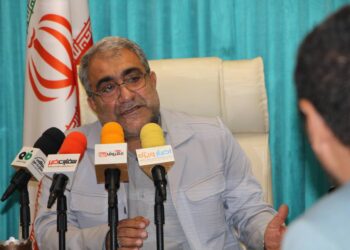 به قانون اساسی و اجرایی شدن تام و تمام ان معتقدم