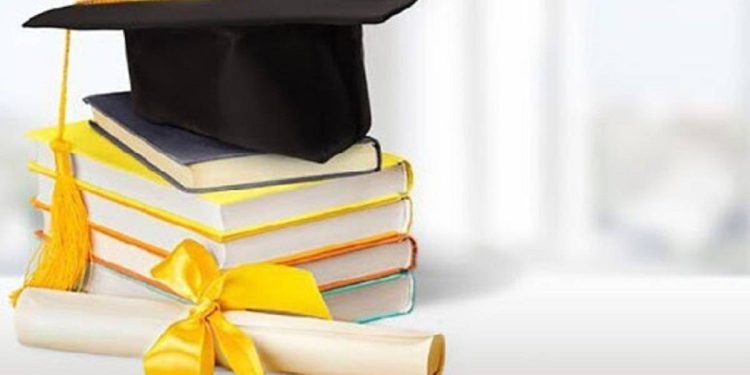 جولان دادن آقا زاده ها در دانشگاه  آزاد خمینی شهر