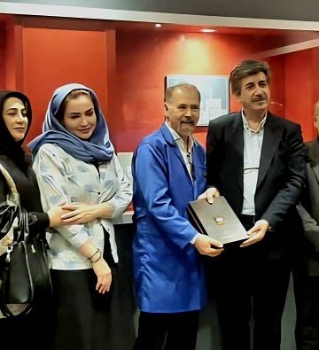 تقدیر دکتر کجوری از بنیان‌گذار موزه تمبرهای طلا و نقره ایران