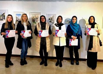 اختتامیه «آذرنقش» با حضور گسترده هنرمندان؛ آبرنگ به صحنه حرفه‌ای بازگشت