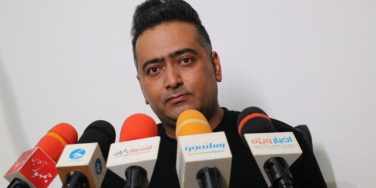کتابت قرآن در ابعاد ۱۲۰×۸۰ سانتی‌متر به خط شکسته نستعلیق